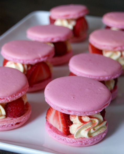 Strawberry Chocolate Macarons, Macaroons Filling, Large Macarons, Decorating Macarons, Pretty Macarons, Custard Buttercream, Macaroon Filling, Yea Party, Strawberry Macaroons