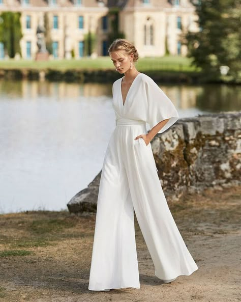 Mariage civil : ces tenues de mariée canon vues sur Pinterest qu'on va s'empresser de copier - Grazia Jumpsuit Wedding Dress, Boheme Style, Jumpsuit Wedding, Wedding Dress With Pockets, Bridal Jumpsuit, Wedding Jumpsuit, V Neck Wedding Dress, Civil Wedding, Stunning Gowns