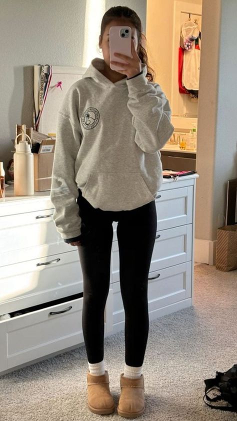 Basic Sweater Outfit, Cozy Winter Outfits Lazy Days, Cozy Outfit Lazy Days, Short Uggs Outfit, Cozy Rainy Day Outfit, Cute Easy Outfits For School, Tasman Uggs, Slipper Outfit, Tazz Slippers