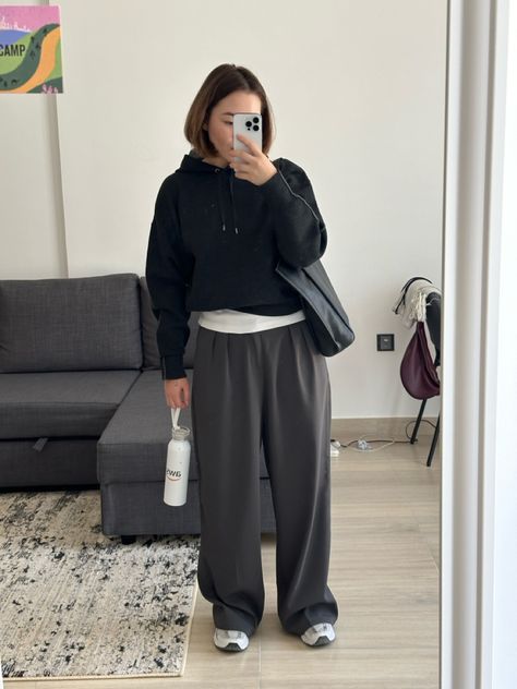 Total grey outfit Loose Gray Pants Outfit, Dark Grey Joggers Outfit, Grey Trousers Outfit, Gray Hoodie Outfit, Outfit Jogging, Hoodie Outfit Casual, Grey Pants Outfit, Wide Leg Pants Outfit, Street Style Aesthetic