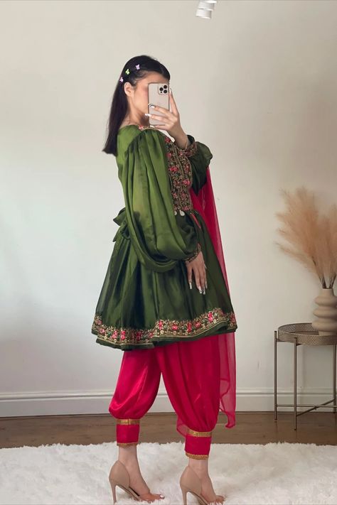 Afghani Simple Eid Frock Afghani Dresses Modern, Afghan Traditional Dresses, Afghani Dresses, Afghani Dress, Afghani Clothes, Velvet Dress Designs, Afghan Fashion, Afghan Clothes, Womens Clothing Patterns