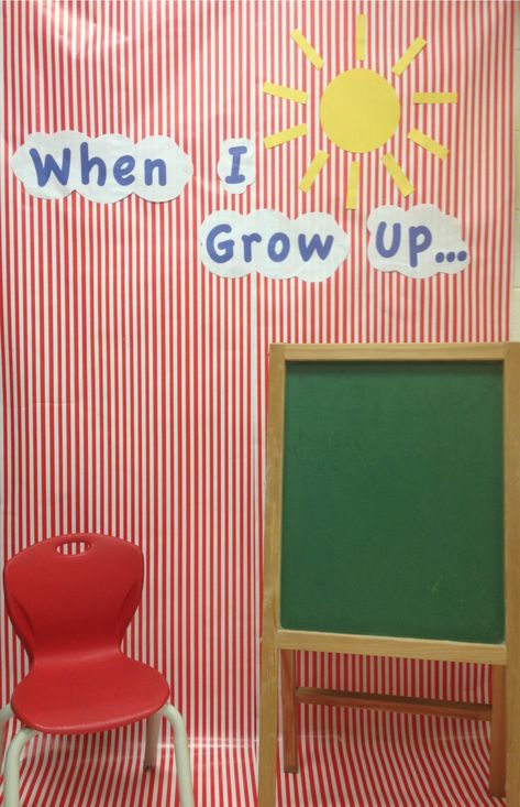 Simple Kindergarten "When I Grow Up" photo booth.  Materials: wrapping paper for background, print or cut out letters, chair, and chalkboard.  Extension: If there is time, you can have the student dress up in the profession they want to be to make it more interesting! When I Grow Up Photo Ideas, Preschool Picture Day Backdrop, Preschool Graduation Photo Booth, When I Grow Up I Want To Be Preschool, Reading Fluency Kindergarten, Graduation Preschool, Preschool Graduation Party, Kindergarten Graduation Party, Kindergarten Party