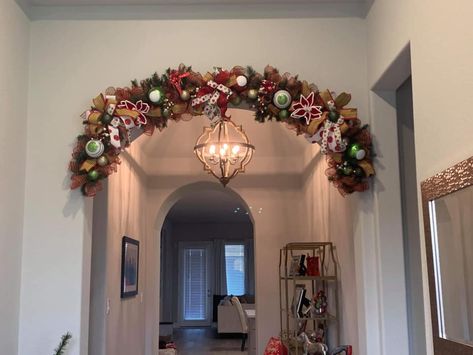 Garland Over Arched Doorway, Christmas Garland Indoor Archway, Christmas Archway Decor Indoor, Archway Decor, Christmas Arch, Holiday Aesthetic, Christmas Idea, Arched Doors, Belem