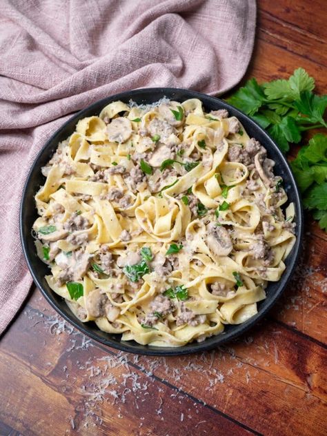 Ground Beef Alfredo – Mighty Spatula Hamburger Fettuccine Alfredo, Ground Beef Fettuccine Recipes, Creamy Ground Beef Alfredo Pasta, Beef And Alfredo Sauce, Ground Beef And Alfredo Sauce, Beef Fettuccine, Ground Beef Alfredo Pasta, Supper Ideas With Hamburger, Beef Alfredo Pasta