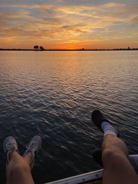 Lake Night Aesthetic Couple, Dates With Boyfriend Aesthetic, Lake Date Aesthetic, Date With Boyfriend Pictures, Sunset Pictures With Boyfriend, Sunset With Boyfriend, Summer With Boyfriend, Sunset Aesthetic Pictures, Date Night Boyfriend