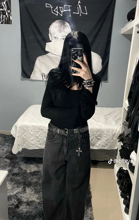 Winter Emo Outfits, Goth Outfit Inspo, Tv Show Outfits, Dark Outfits, Rock Outfits, Outfit Inspo Casual, Estilo Punk, Alt Fashion, Grunge Punk