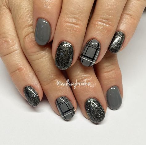 Plaid Manicure Ideas, Gray Holiday Nails, Gray Fall Nails Ideas, Gray Plaid Nails, Grey Plaid Nails, Black And Grey Nail Ideas, Canadian Nails, Winter Nails Grey, Flannel Nail Art