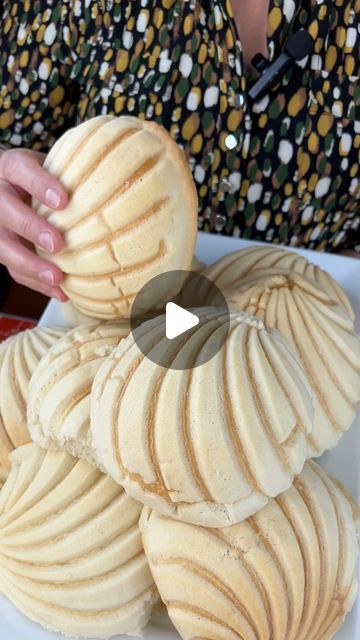 Authentic Concha Recipe, Mexican Empanadas, Conchas Recipe, Mexican Sweets, Mexican Pastries, Guatemalan Recipes, Empanadas Dough, Mexican Sweet Breads, Mexican Bread