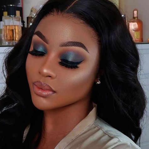 WAKE UP AND MAKEUP (@wakeupandmakeup) • Instagram fotografije i videozapisi Dusty Blue Makeup, Dusty Blue Makeup Look, Blue Eye Makeup Ideas, Blue Makeup Look, Makeup Ideas For Black Women, Colorful Makeup Tutorial, Dewy Makeup Look, Blue Eyeshadow Looks, Blue Makeup Looks