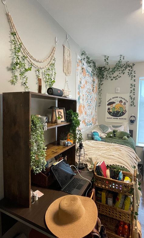 Urban Dorm Room Ideas, Cute Dorm Door Ideas, Dark Boho Dorm Room, Earthy Dorm Room Decor, Spiritual Dorm Room Ideas, Futon Room Ideas Bedrooms, Boho Dorm Aesthetic, Mexican Dorm Room Ideas, Indie Dorm Room Aesthetic