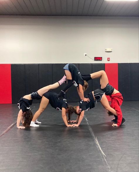 Female Wrestlers High School, Wrestling Aesthetic Girl, Wrestling Girl Aesthetic, Girls Wrestling Aesthetic, Woman Wrestling, Wrestling Tips, Wrestling Poses, Wrestling Senior Pictures, Wrestling Aesthetic