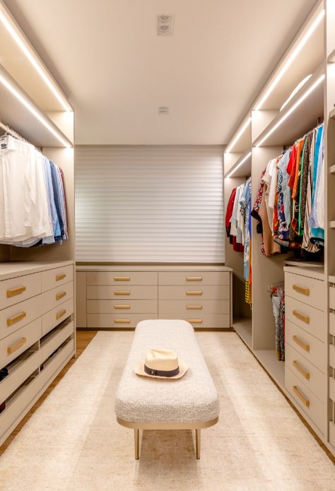 Quarto casal, com cabeceiras sobreposta, detalhes amadeirados e closet iluminado. Walk In Closet, Walk In, Closet