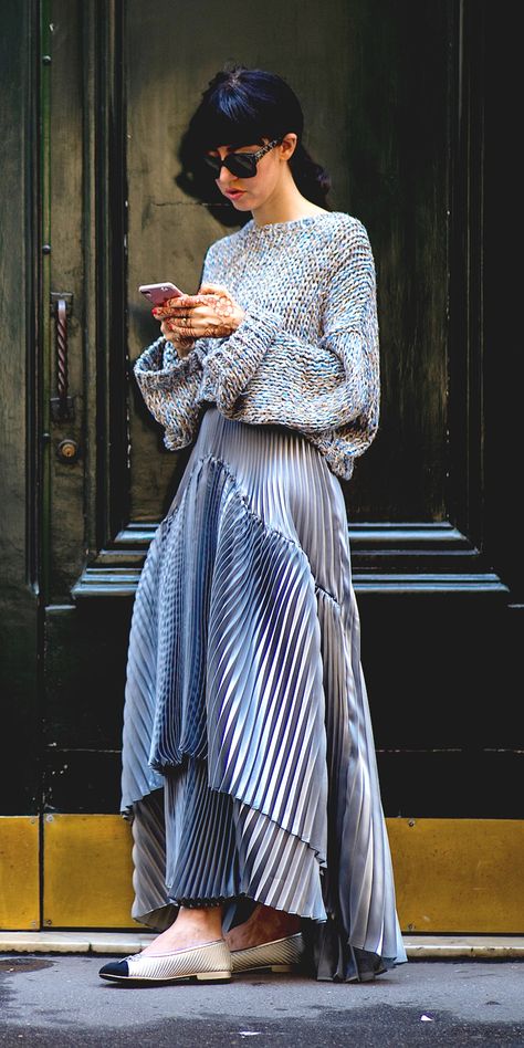 Long Pleated Skirt Street Style, Pleats Please Street Style, Maxi Skirt Street Style, Pleated Skirt Street Style, Pleaded Skirt Outfits, Spring Maxi Skirt Outfit, Pleated Maxi Skirt Outfit, Skirt Couture, 2010s Style