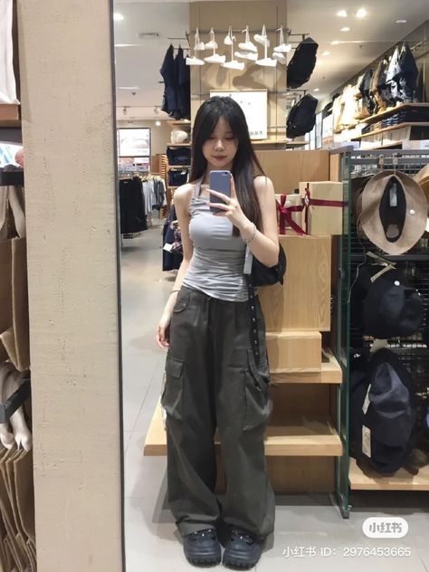 Korean Bell Bottom Jeans Outfit, Korean Hongdae Fashion, Asian Baddie Outfit, Hongdae Fashion, Photography Beautiful, Instagram Model, Baggy Pants, Swaggy Outfits, Tomboy Fashion