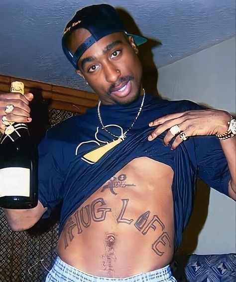 Tupac Photos, 90s Rappers Aesthetic, Tupac Makaveli, 90s Rappers, Looks Hip Hop, Tupac Pictures, Hip Hop Classics, Hip Hop Poster, 90s Rap