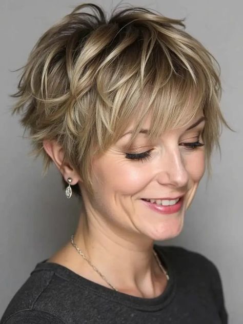 24 Inspiring Ideas for Short Shaggy Haircuts Shaggy Layers, Ladies Hairstyles, Stacked Haircuts, Short Shaggy Haircuts, Stacked Hair, Shaggy Short Hair, Short Shag Hairstyles, Shaggy Haircuts, Edgy Haircuts