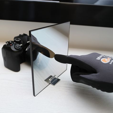 Do you know how to spot a hidden two-way mirror? After reading this guide you'll be an expert. #fingertiptest #howto #homesecurity https://loom.ly/X70Zk6Y Two Way Mirror Test, Two Way Mirror, Mirror Video, Mirror Tv, Infinity Mirror, Smart Mirror, Nutrition Drinks, Cool Tech Gadgets, Frameless Mirror