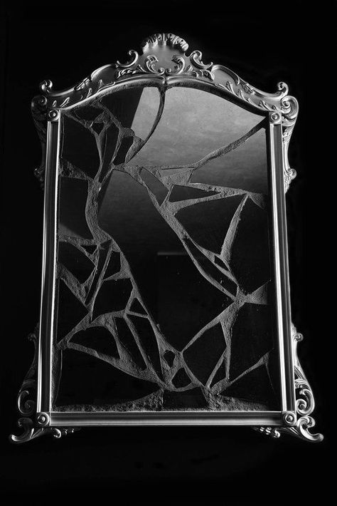 Vampire Decor, Gothic Type, Gothic Mirror, Shattered Mirror, The Lunar Chronicles, Broken Mirror, Gothic Style, Disney Villains, Gothic Fashion