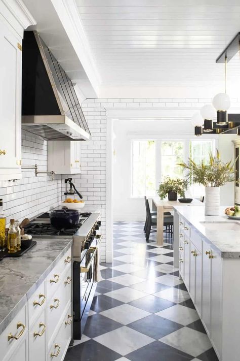 10 examples of a black and white kitchen - on trend but will never age. Lots of ideas for kitchen design, inspiration and timeless kitchens. White Kitchen Floor, White Tile Kitchen Floor, Black And White Flooring, Top Kitchen Trends, Checkered Floor, White Farmhouse Sink, Bistro Kitchen, Black White Kitchen, White Kitchen Tiles