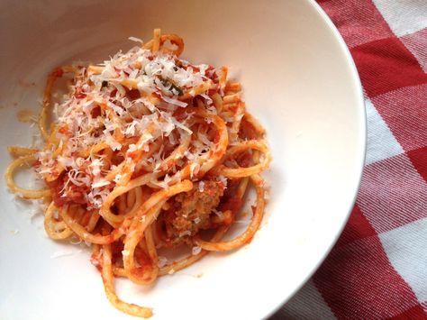 Picture: American Hustle One-Dish Microwave Spaghetti Microwave Spaghetti, Quick And Easy Comfort Food, Microwave Dishes, Easy One Pot Meals, Tossed Salad, Copycat Restaurant Recipes, Microwave Cooking, Easy Comfort Food, Microwave Recipes