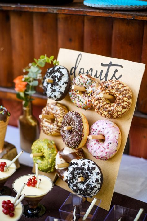 Donuts display for sweet corner Donut Catering, Donuts Display, Christmas Cheese Platter, Wedding Ice Cream Bar, Wedding Cakes Boho, Cat Birthday Ideas, Macarons Tower, Wedding Cakes Winter, Bar At Wedding