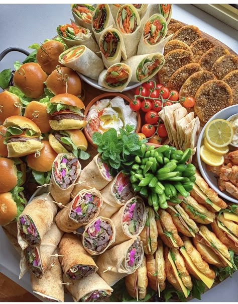 Party Food Buffet, Catering Ideas Food, Party Food Platters, Charcuterie Recipes, Catering Food, Food Displays, Christmas Potpourri, Snacks Für Party, Buffet Food