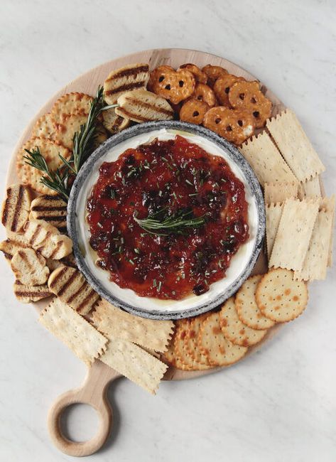 Goat Cheese With Fig Jam, Easy Dips To Make, Fig And Goat Cheese, Fig Spread, Goat Cheese Appetizer, Thanksgiving Appetizer, Whipped Goat Cheese, Cheese Appetizer, Easy Dip