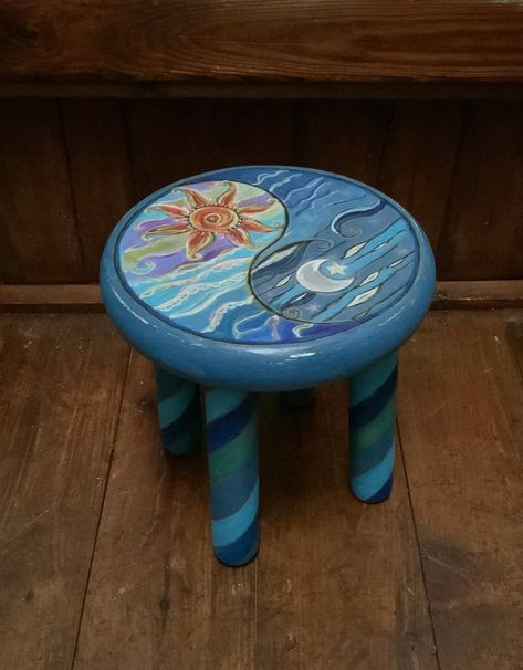 Cute Stool Painting Ideas, Paint Stools Ideas, Small Table Painting Ideas, Stool Painting Ideas, Table Painting Ideas, Hand Painted Stools, Mounted Candle Holders, Stool Ideas, Hand Painted Chairs