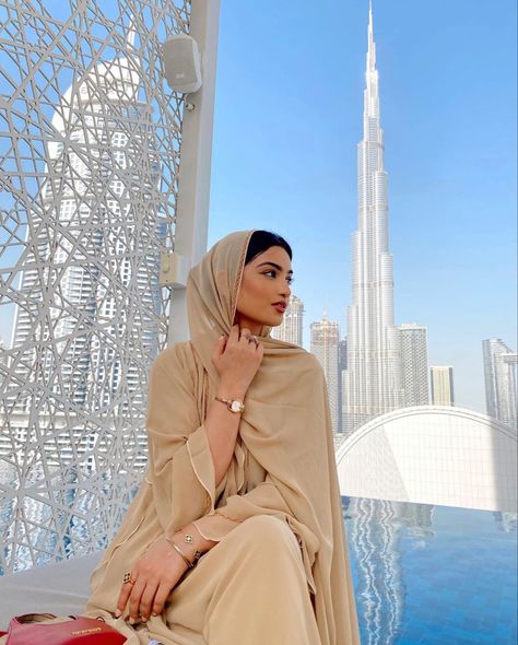 Arab Fashion Modern, Aesthetic Outfits Modest, Dubai Abaya Fashion, Hijabi Fashion Summer, Dubai Photoshoot, Dubai Outfits, Happy To Be Here, Arabian Women, Modern Womens Fashion