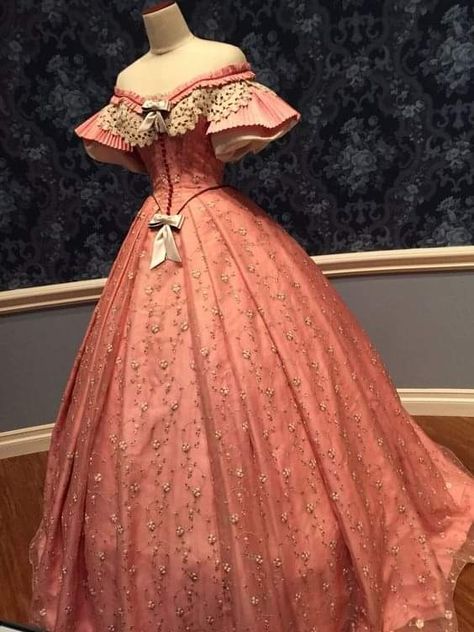 Vintage Outfits For Women, 1800s Dresses, Victorian Ball Gowns, White Quince, Victorian Era Dresses, Washington City, Ladies Tea, Victorian Gown, Vintage Ball Gowns