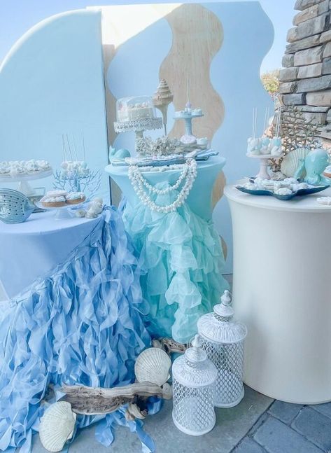 Ocean Themed Baby Shower Ideas, Beach Theme Party Decorations, Themed Baby Shower Ideas, Beach Baby Showers, Wonderland Events, White Runners, Blue Tablecloth, Beach Themed Party, Baby On Board