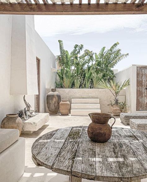 Wabi Sabi Garden Outdoor Spaces, Wabi Sabi Outdoor, Mediterran House, Wabi Sabi Architecture, Wabi Sabi Garden, Paulina Arcklin, Spanish Garden, Mediterranean Interior, Bali House