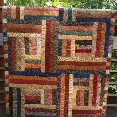 Quiltfy - The adorable Jelly Maker's Cabin quilt pattern... Strip Quilt Patterns, Colchas Quilting, Log Cabin Quilt Pattern, Basic Quilt, Jelly Roll Quilt Patterns, Quilting Designs Patterns, Flannel Quilts, Scrappy Quilt Patterns, Quilt Square Patterns