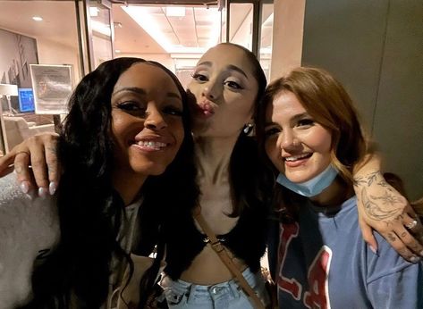 Ariana Grande With Fans, Ariana Grande Tattoo, Ariana Instagram, Ariana Grande Cute, Ariana Grande Photoshoot, Ariana Grande Photos, Ariana Grande Pictures, Ariana G, The Good Witch