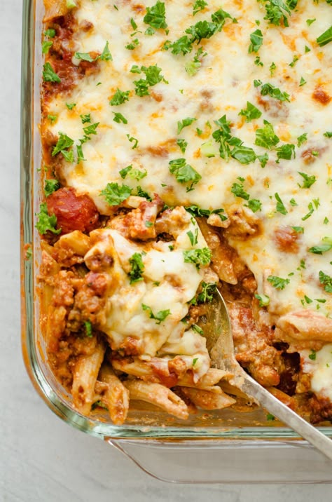 Hearty Baked Penne Pasta Recipe. An easy, kid-friendly dinner idea. Great for large groups too. Makes a great freezer meal. #freezermeal #bakedpasta #largebatch #largefamily #pennepasta Easy Dinner For Large Group, Dinner For Large Group, Baked Penne Pasta Recipes, Beef Freezer Meals, Baked Penne Pasta, Penne Pasta Recipes, Baked Penne, Large Group Meals, Catering Desserts