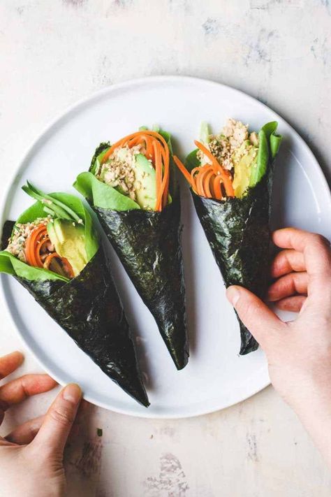 Tuna Hand Roll, Foto Sushi, Roasted Sesame Dressing, Hand Roll Sushi, Low Carb Sushi, How To Make Tuna, Menu Sushi, Clean Program, Healthy Tuna Salad