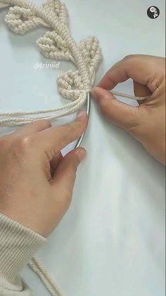 Macrame Using Wooden Rings, Modern Macrame Patterns, Makramee Tutorial, Christmas Yarn Crafts, Leaf Macrame, Macrame Wreath, Simpul Makrame, Macrame Garland, Macrame Leaf