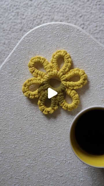 Macrame Flowers Diy, Macrame Flowers Tutorial, Macrame Coasters Diy Tutorial, Macrame Coasters Diy, Macrame Shapes, Macrame Flower Tutorial, Coaster Macrame, Wool Wreath, Handmade Tutorial