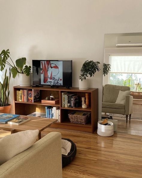 23 Year Old Apartment, Loft At Top Of Stairs, Kitchen Aesthetic Brown Cabinets, Styling Dark Furniture, Flat Apartment Ideas, Woody Apartment, Apartment Living Room Vintage, Bookshelf Under Tv, Danish Apartment Aesthetic