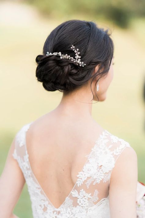 Asian Wedding Hairstyles Updo, Low Bun Wedding Hair Asian, Asian Wedding Hair With Veil, Wedding Hair Updo Asian, Simple Bun Wedding Hair, Asian Wedding Hair Updo, Front Of Updo Hair Wedding, Korean Wedding Hair Updo, Asian Bridal Hair Updo