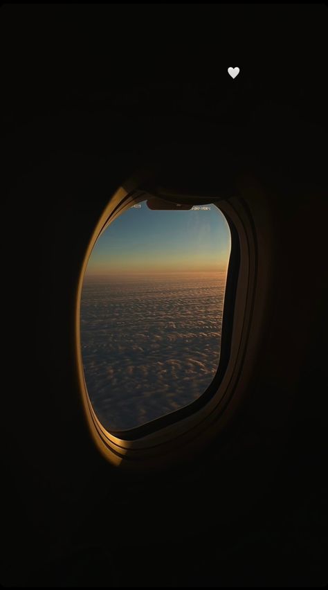 Aesthetic Aeroplane Pictures, Travel Tickets Aesthetic, Avion Aesthetic, Airport Wallpaper, Flight Aesthetic, Airport Vibes, Plane Aesthetic, Travel Instagram Ideas, Airplane Wallpaper