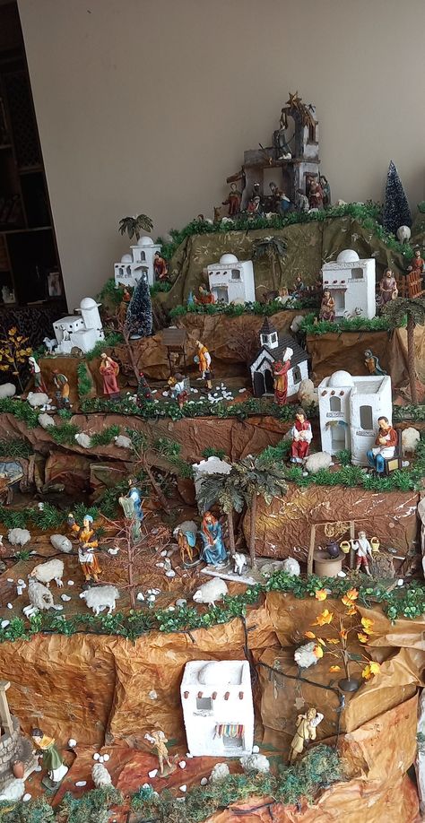 Fontanini Nativity Display Ideas, Pesebres Navidad Ideas Grandes, Ideas Para Pesebres, Pesebres Navidad Ideas, Christmas Nativity Scene Diy, Christmas Nativity Scene Display, Christmas Crib Ideas, Diy Christmas Deco, Nativity Scene Display