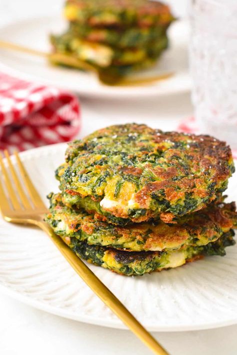 These crispy spinach fritters with feta cheese, almond flour, and mozzarella will soon become your favorite way to eat your greens. Spinach Fritters, Spinach Pancakes, Healthy Pancake Recipes, Crepe Cakes, Mille Crepe, Recetas Keto, Pancakes Healthy, Healthy Food Blogs, Spinach Recipes