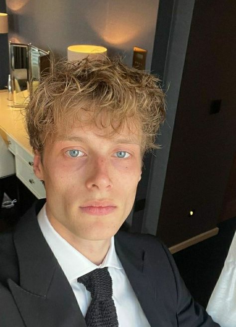 hugh laughton-scott ♡ blue eyes ♡ man ♡ boy ♡ guy ♡ blonde hair ♡ golden retriver boy ♡ yellow boy ♡ lazy eyes ♡ tired eyes ♡ aesthetic Guy Blonde Hair, Hot Blonde Guys, Blonde Hair Golden, Hugh Laughton, Yellow Blonde Hair, Messy Hair Boy, Scandi Summer, Sandy Hair, Boys Highlights