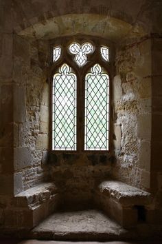 Foto Scale, Castle Window, Marauders Dr, Castles Interior, Hogwarts Aesthetic, Beautiful Windows, Gothic Architecture, Medieval Castle, Abandoned Places