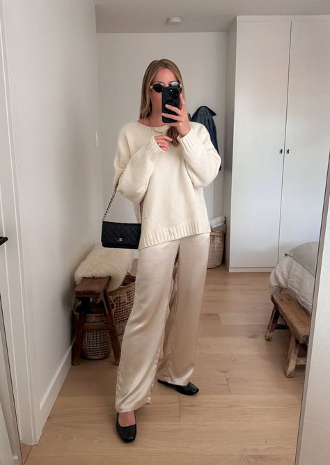 Casual Silk Pants Outfit, Silk Pants Outfit Fall, Satin Trousers Outfit Winter, Cream Satin Trousers Outfit, Satin Pants Winter Outfit, Satin Pants Holiday Outfit, Silk Pants Outfit Winter, Satin Pants Outfit Work, Beige Satin Pants Outfit