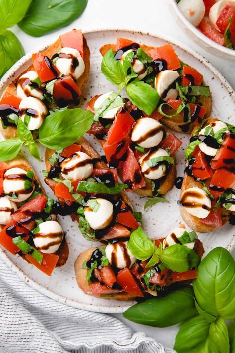 Bruschetta with Mozzarella - Veronika's Kitchen Bruschetta With Mozzarella, How To Make Bruschetta, Tomato Mozzarella Basil, Balsamic Drizzle, Homemade Guacamole Recipe, Toasted Baguette, Tomato Bruschetta, Mozzarella Recipes, Food Receipt