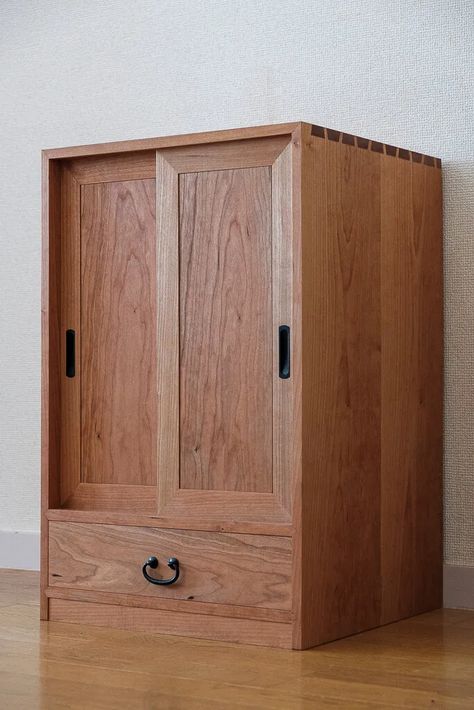 Cherry Tansu with Twisted Dovetails - Big Sand Woodworking Dovetail Cabinets, Japanese Cabinet, Wood Sliding Door, Fine Woodworking Furniture, Japanese Woodworking Projects, Cherry Wood Furniture, Cabinet Build, Cherry Furniture, Fine Furniture Design