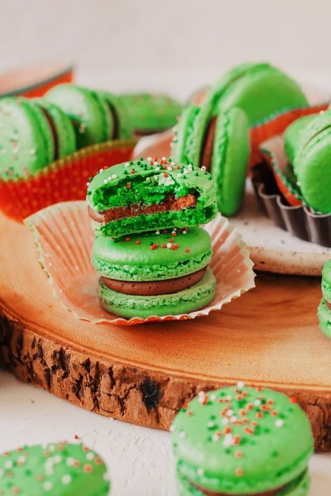 Green Macaron Flavors, Christmas Macaron Tower, Grinch Macarons, Christmas Macarons Decoration, Xmas Macarons, Green Macaroons, Green Macarons, Holiday Macarons, Macaroons Christmas