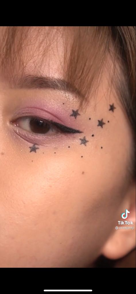 Eye Makeup With Stars, Stars On Face, Eyeliner Art Makeup, Eyeliner Designs Simple, Star Eyeliner Looks, Stars Eyeliner, Indie Eyeliner, Stars Makeup Look, Star Liner